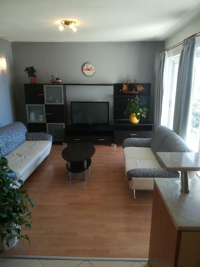 Apartman Leo Brela Exterior foto